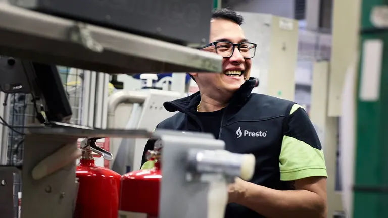 Presto-medarbejder ved arbejdsstation med brandslukkere