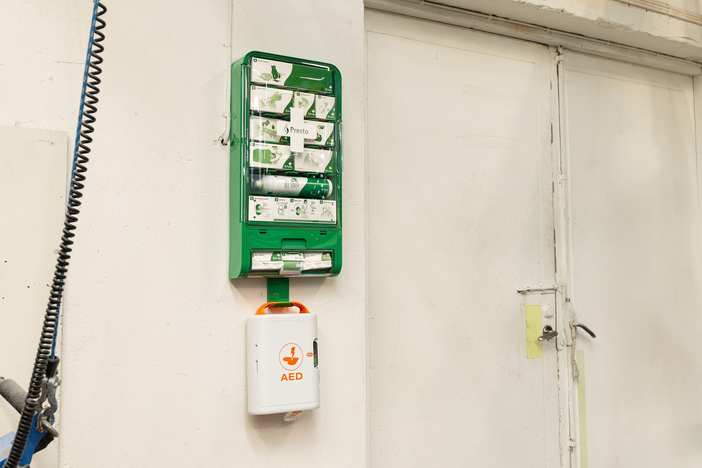 Forudbestil: Presto Førstehjælpsstation inkl. holder til hjertestarter