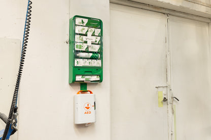 Forudbestil: Presto Førstehjælpsstation inkl. holder til hjertestarter